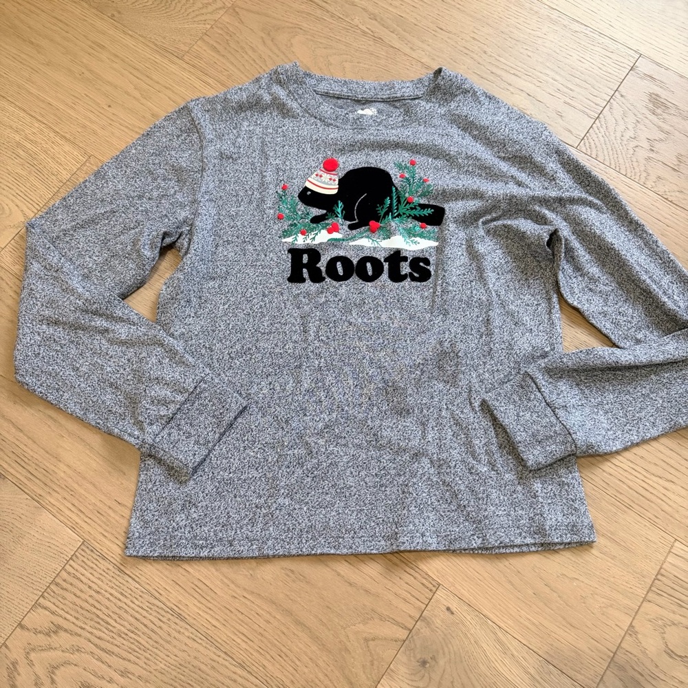Roots Long Sleeve Gray Heather Top with Festive Beaver Graphic